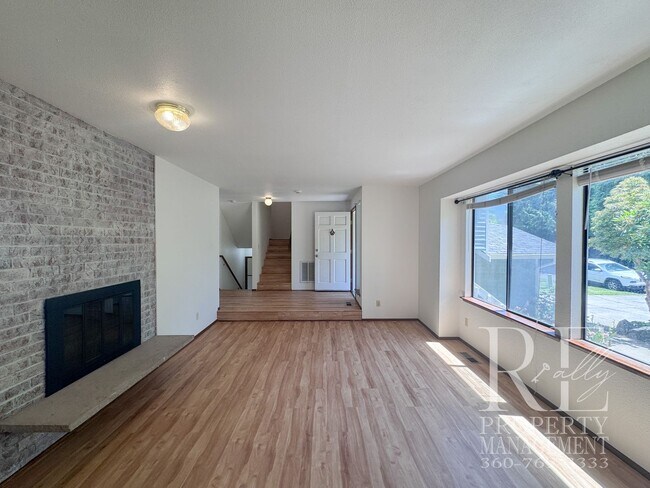 Foto del edificio - Spacious Poulsbo Home with Large Basement, Fenced Yard & Garden Space