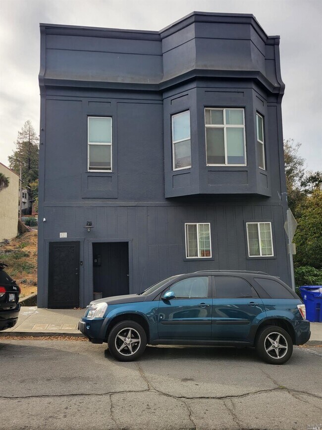 Building Photo - 821 Loring Ave
