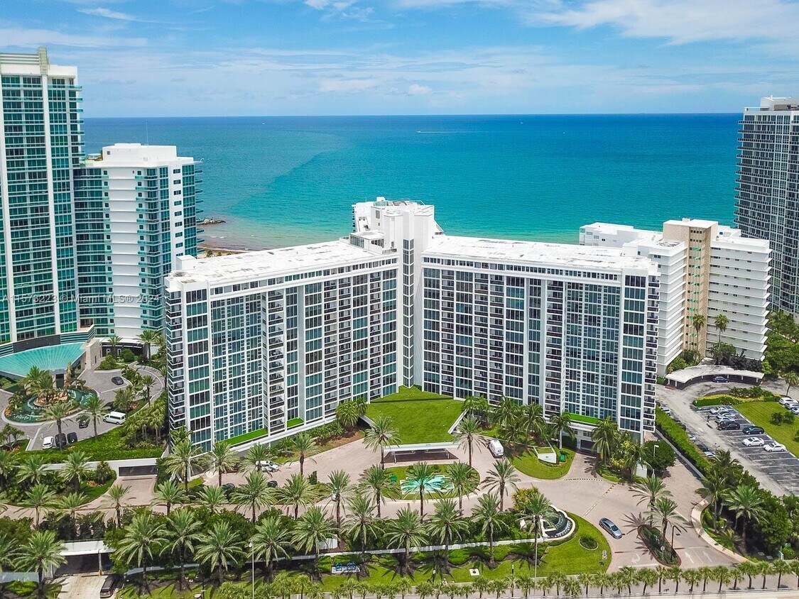 Primary Photo - 10275 Collins Ave