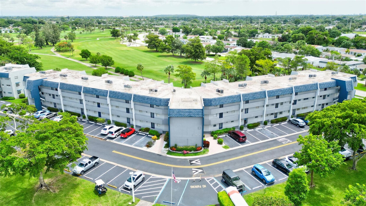 Foto principal - 7787 Golf Cir Dr