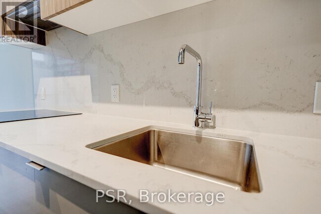 Building Photo - 161 Roehampton Ave