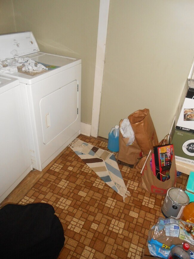 Foto del edificio - 3 Bed 1 Bath close to UWEC! Available June 1st 2025