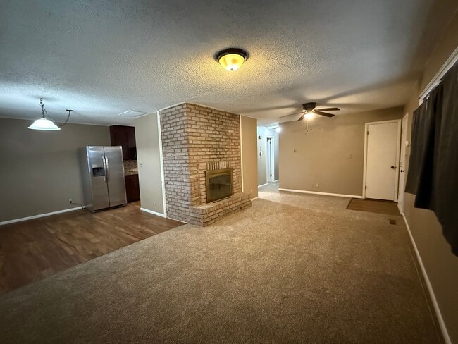 Building Photo - Enjoy your new 2 bedroom , 1 bath home wit...