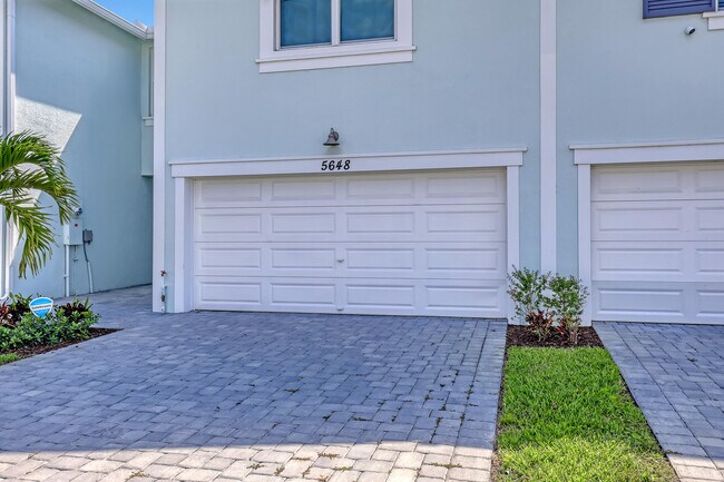 Building Photo - 5648 SE Edgewater Cir