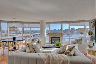 Building Photo - 1033 Marinaside Crescent