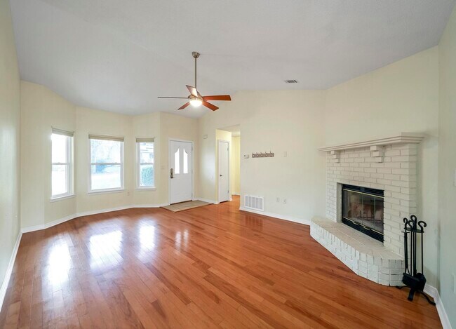 Foto del edificio - 128 Drewson Dr