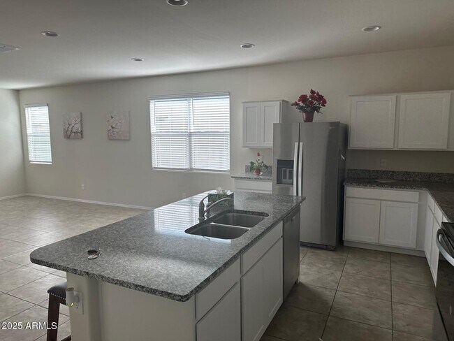 Foto del edificio - 7811 West Riverside Avenue