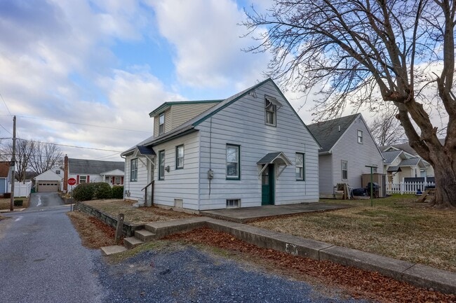 Building Photo - 123 N Spruce St