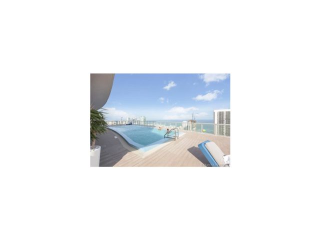 Building Photo - 2600 E Hallandale Beach Blvd