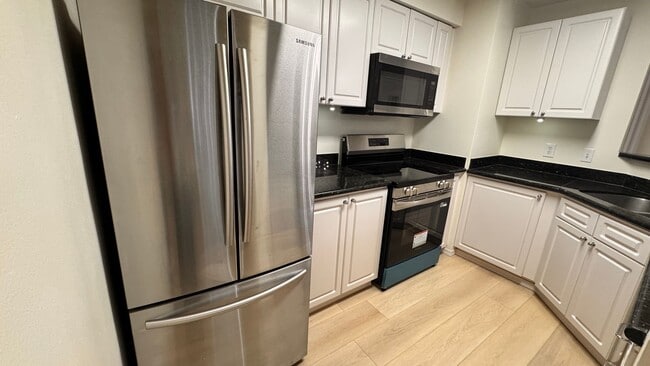 Building Photo - Beautiful 3 Bedroom 2 Bath Condo Newport Way Issaquah