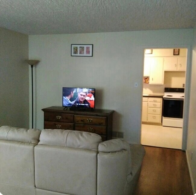 Totalmente amueblado - 1070 E 21st St