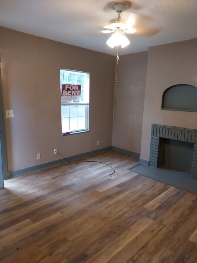 Building Photo - 216 W 19th Ave