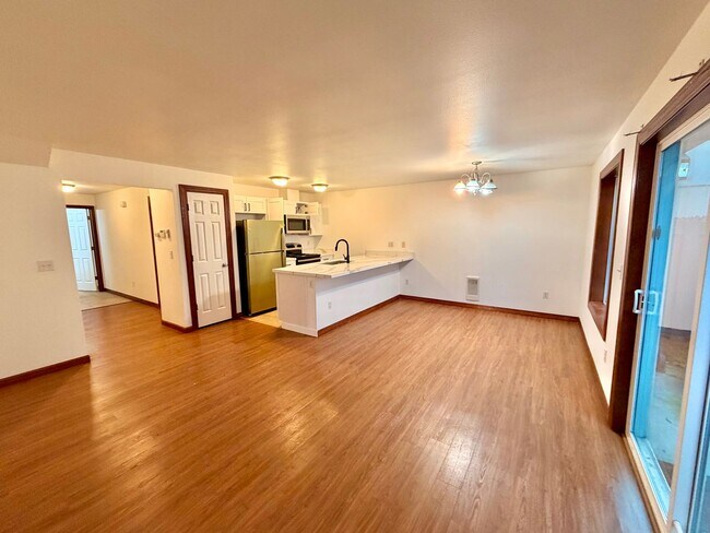 Foto del edificio - Spacious, remodeled two-level duplex