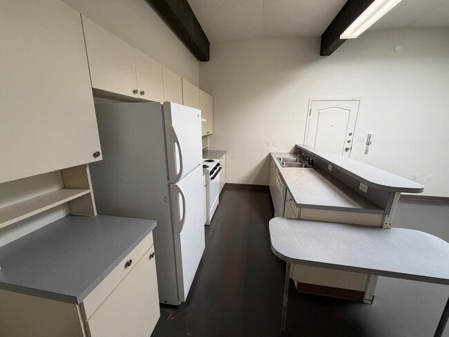 Building Photo - 1619 University Ave