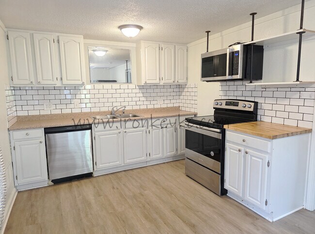 Foto del edificio - 8807 E 49th St