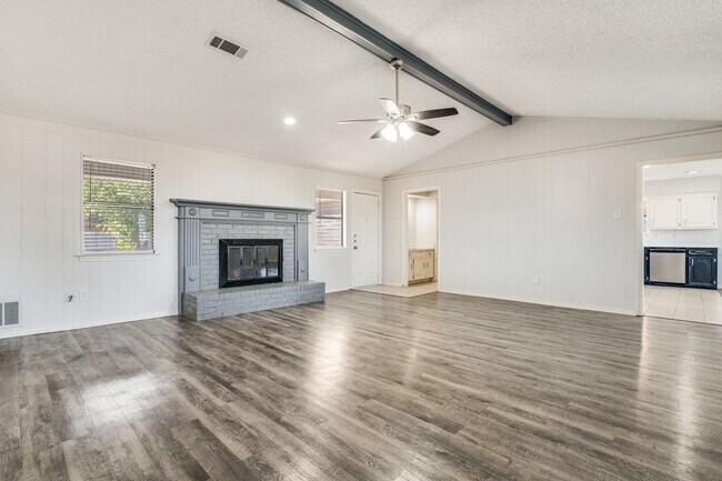 Building Photo - Gorgeous Garland Home For Rent!