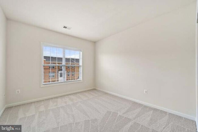 Building Photo - 43097 Thoroughfare Gap Terrace