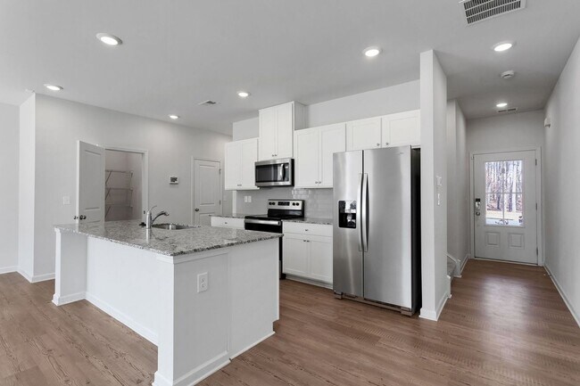 Foto del edificio - Modern & Spacious 3BR End Unit Townhome in...