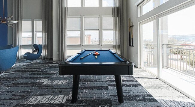 Foto del edificio - 9330 Main St