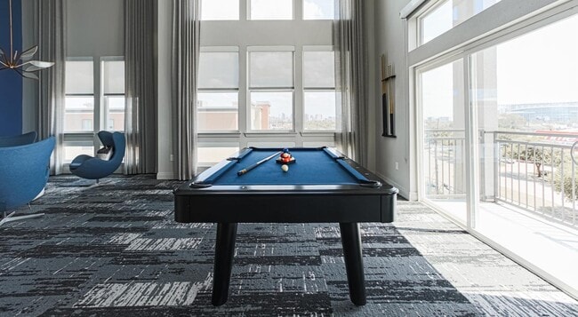 Foto del edificio - 9330 Main St