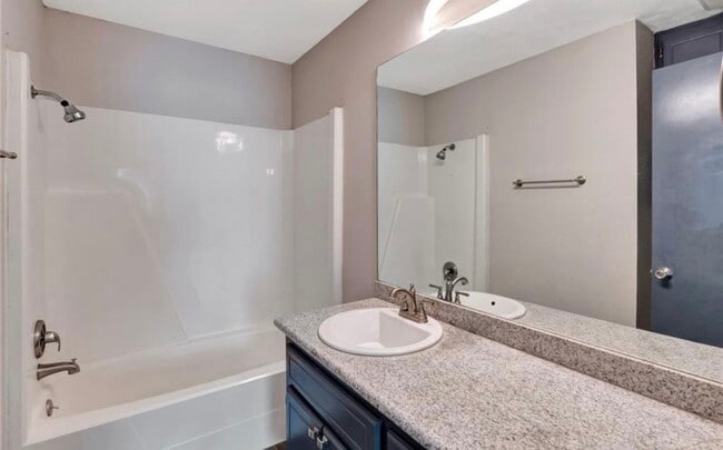 Building Photo - 215 Chantilly St