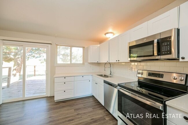Building Photo - 14955 E Columbia Dr