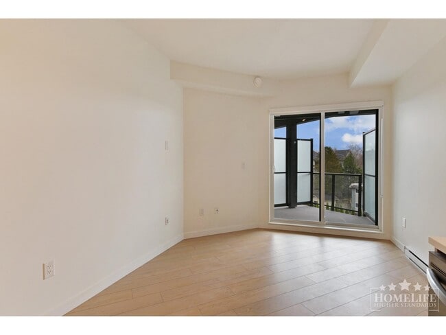 Photo du bâtiment - Charming 1 Bedroom + Den Condo in the Heart of Langley City