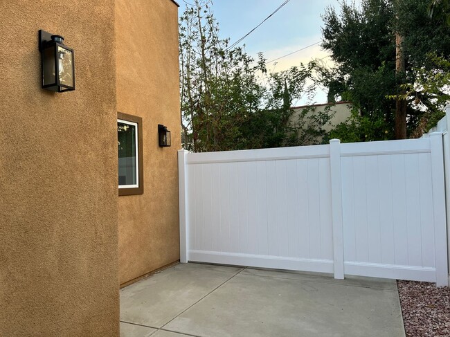 Building Photo - 716 Portola Ave