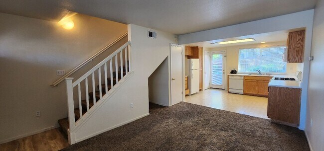 Building Photo - Cute 2 Bedroom 1 Bath Condo Daniels Avenue...