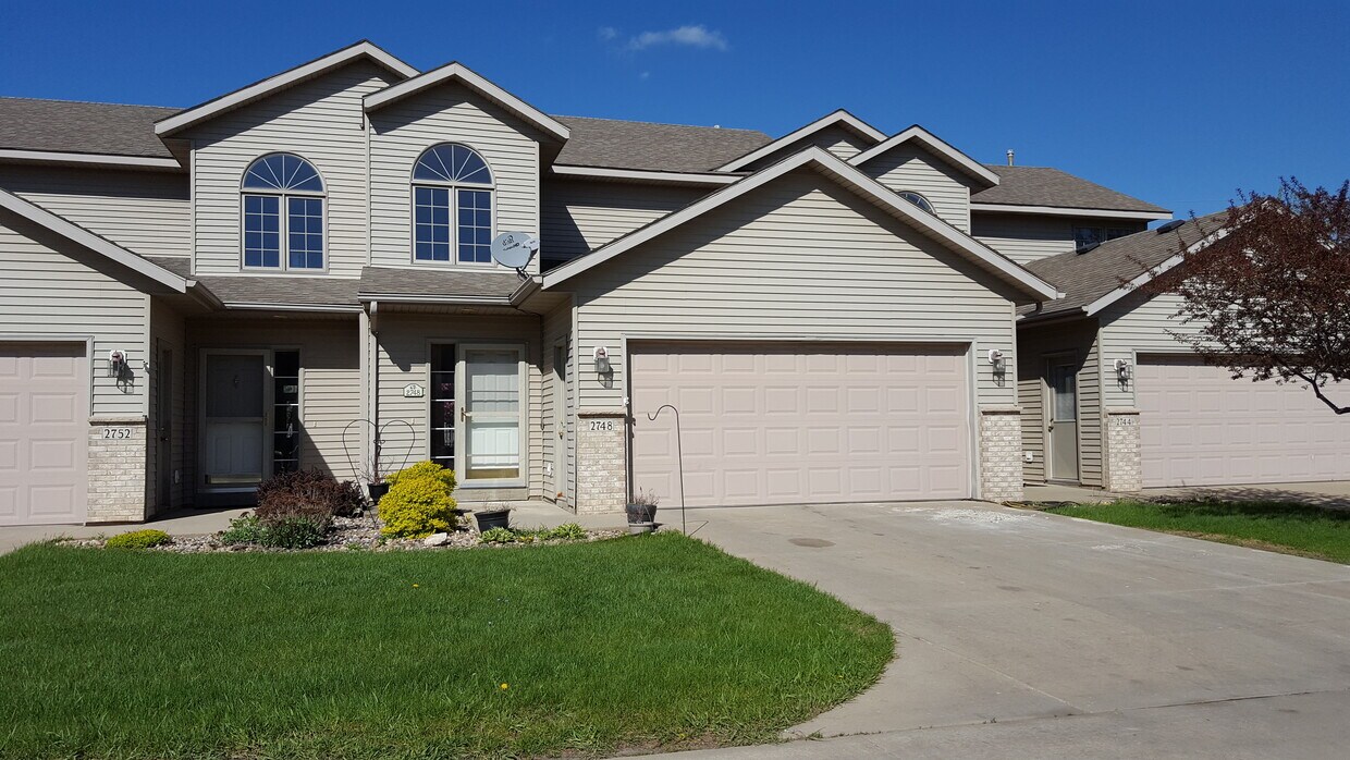 2748 Viola Heights Dr NE, Rochester, MN 55906 Townhome Rentals in