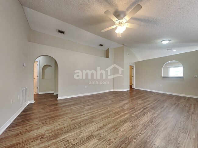Foto del edificio - 7287 Lawn Tennis Ln