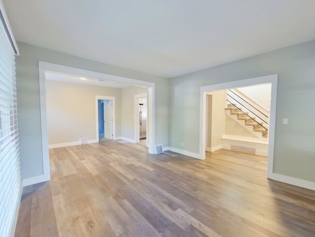 Building Photo - Beautifully Remodeled 5-Bed House