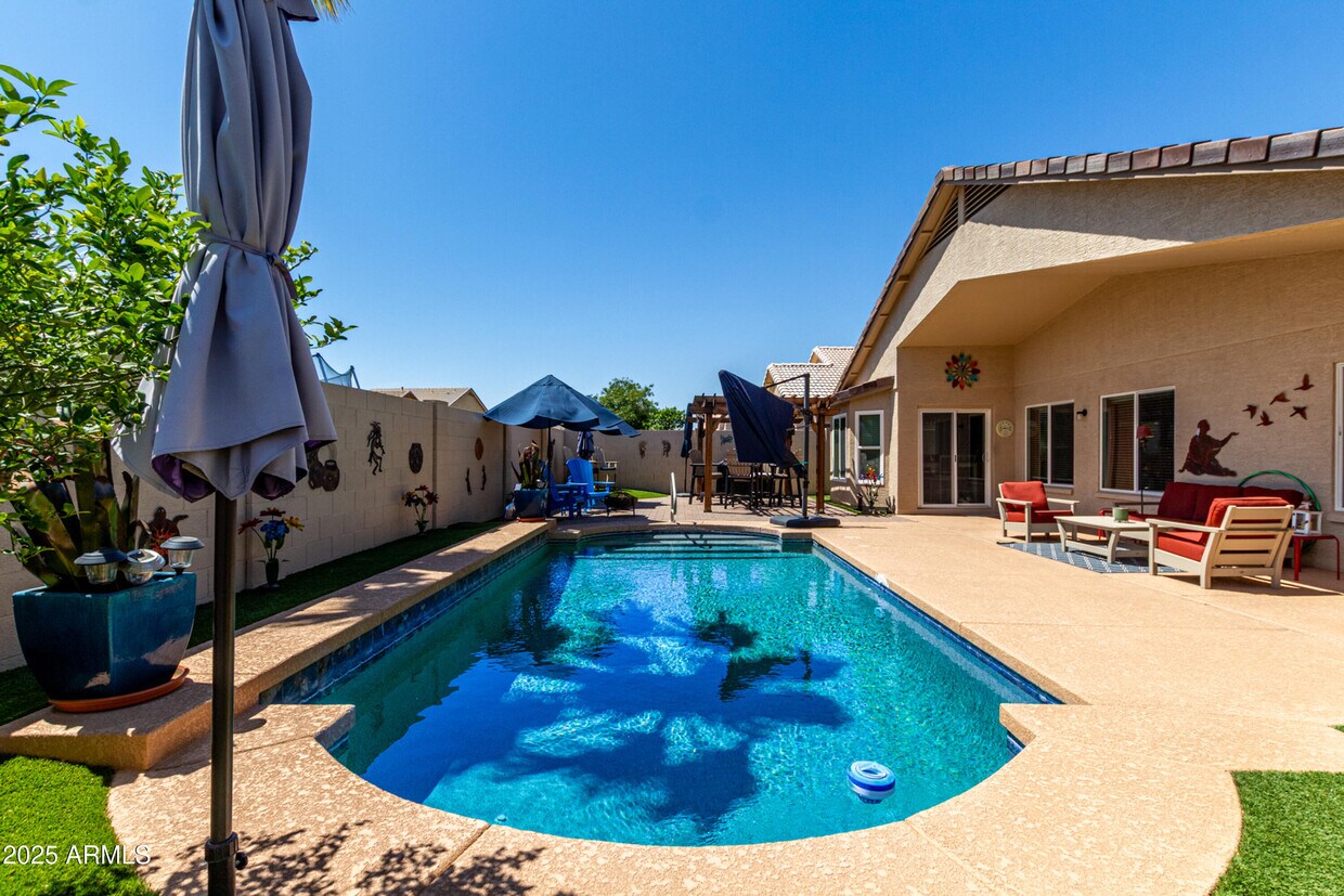 Foto principal - 16325 W Paradise Ln