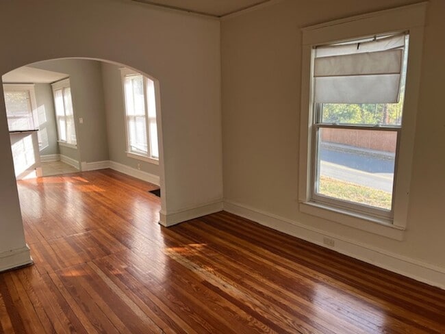 Building Photo - West Plaza Home close shops and entertainment