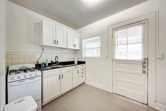 Foto del edificio - Charming Fully Furnished Studio in the Hea...