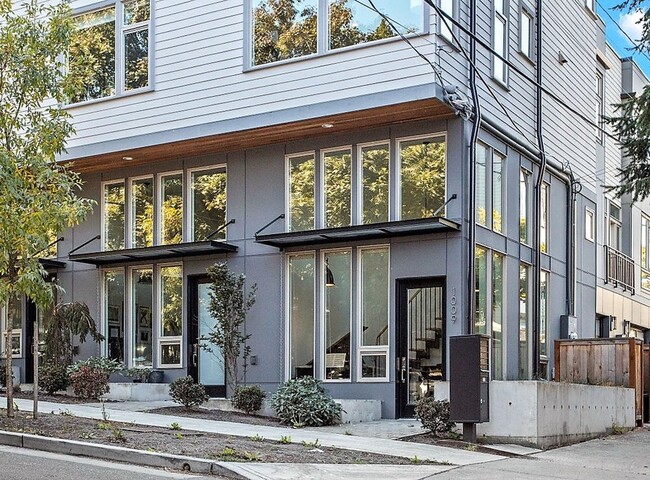 Building Photo - Coveted Queen Anne Hill Location - Live/Wo...