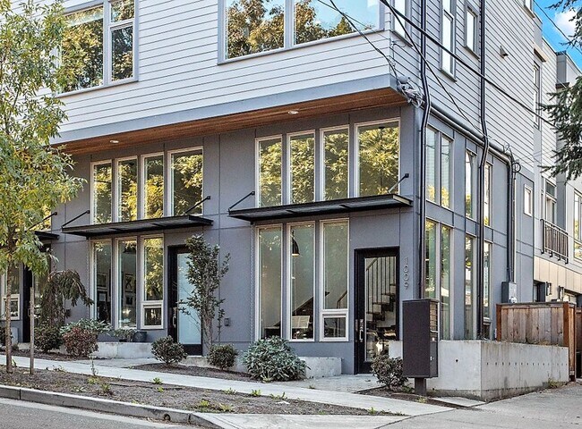 Foto del edificio - Coveted Queen Anne Hill Location - Live/Wo...