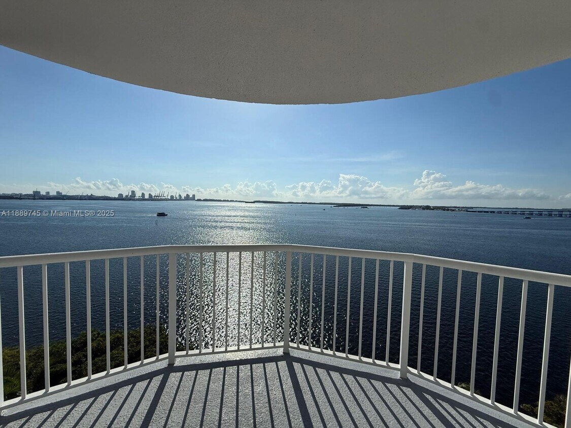 Primary Photo - 1420 Brickell Bay Dr