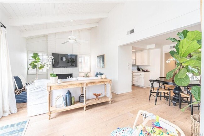 Foto del edificio - 719 Poinsettia Ave