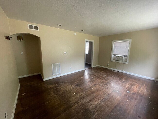 Foto del edificio - 3 bedroom, 1 bathroom and detached garage!