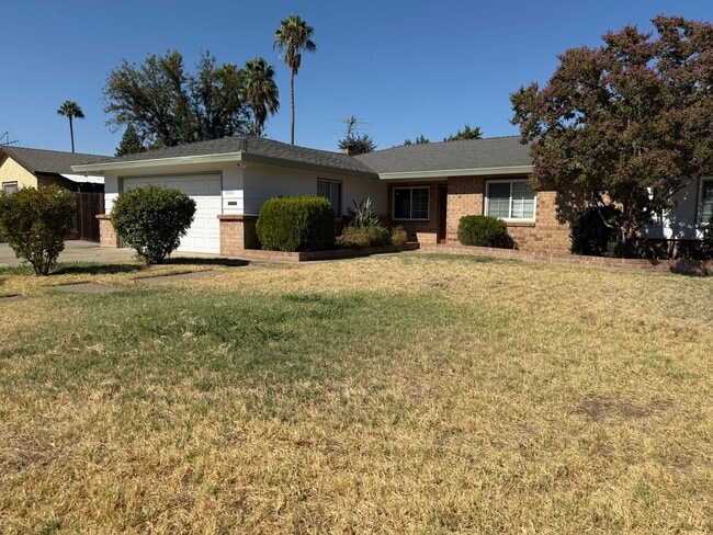 Building Photo - 3 bed 2 bath home available now!
