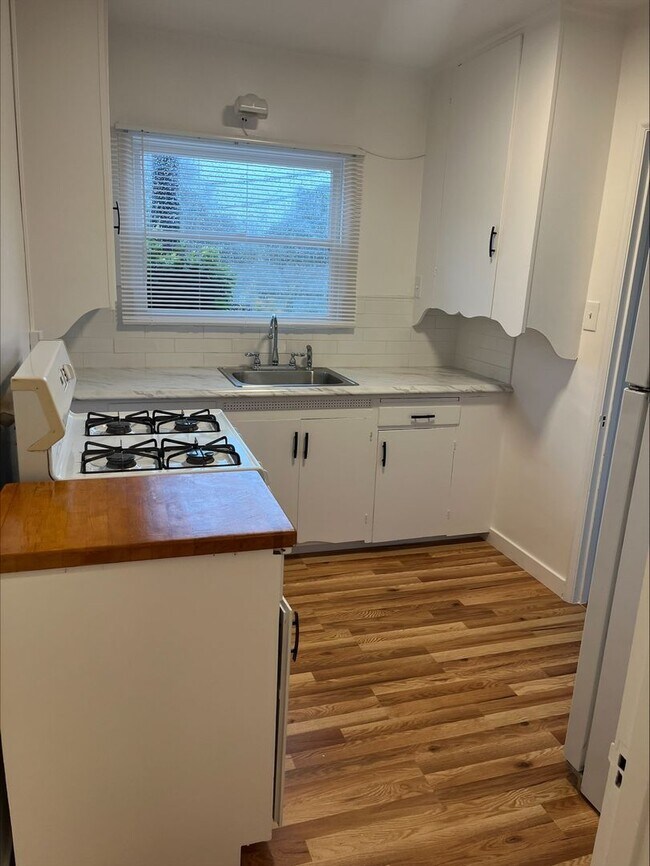 Building Photo - 2 Bedroom 1 Bath House Walking Distance to Cal Poly