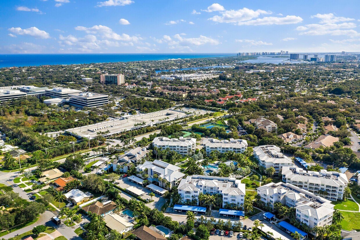 Foto principal - 243 Bay Colony Dr N