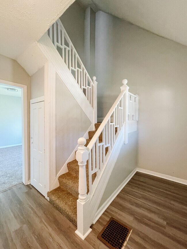 Foto del edificio - Two-Story Three Bed Two Bath Home