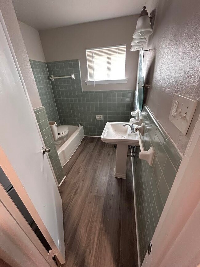 Building Photo - 704 Sunny Ln