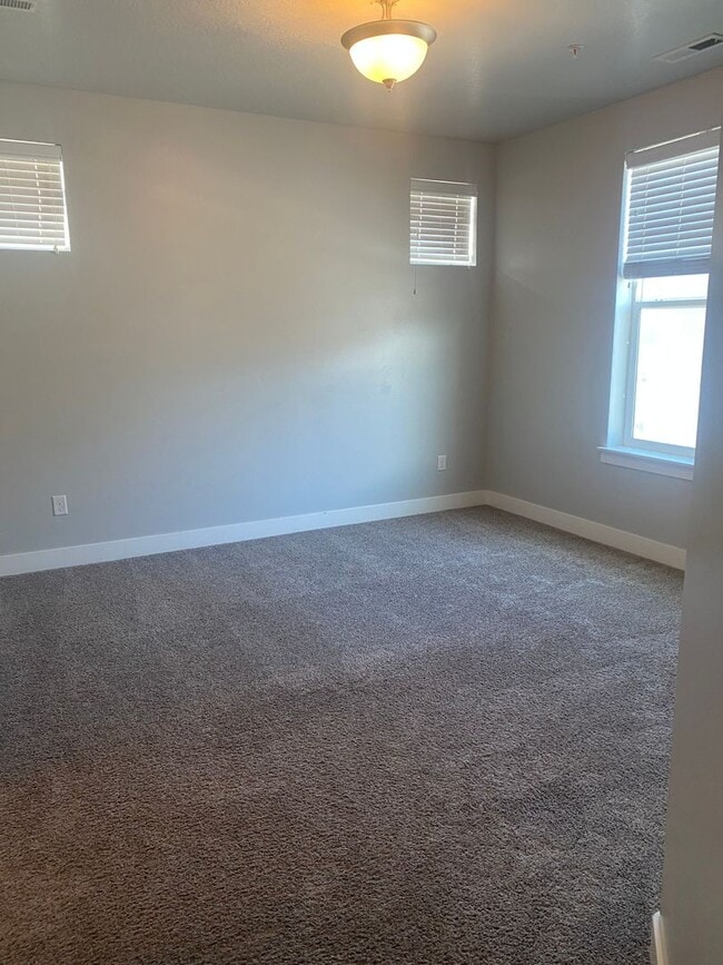 Building Photo - Beautiful 3 bed 2 bath townhome in Vineyard