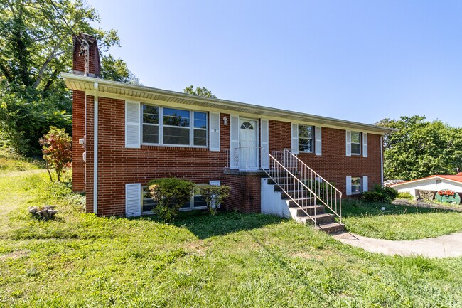 Building Photo - 6633 Wachese Ln