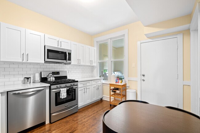 Kitchen - 2531 N Harding Ave