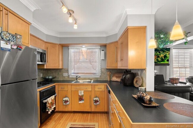 Building Photo - 20 Daly St