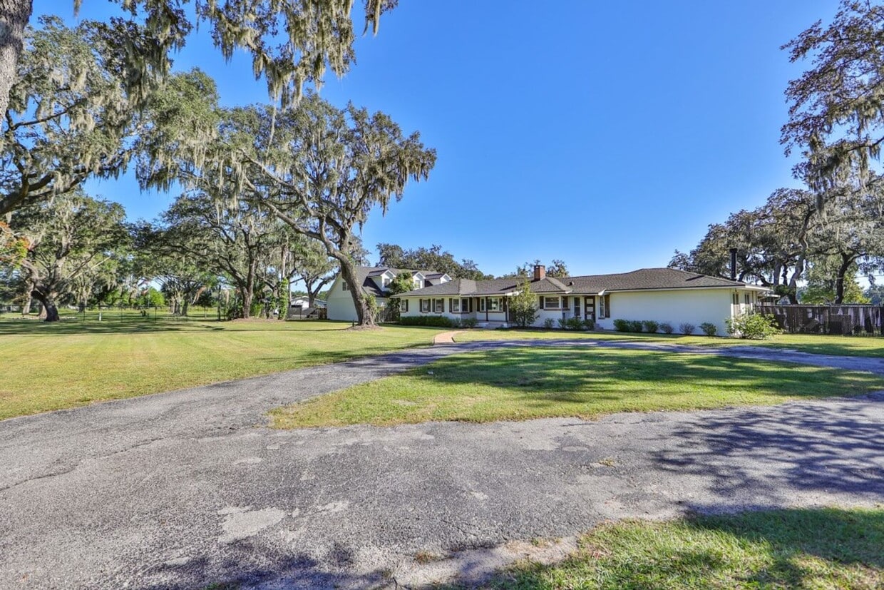 Primary Photo - Exquisite 3/2.5 & 2/1 Piece of Paradise on...